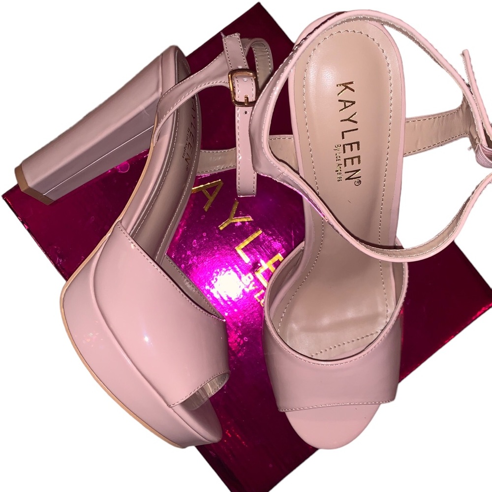 New In Box Kayleen Nude Platform open toe strappy  Heel sz 8